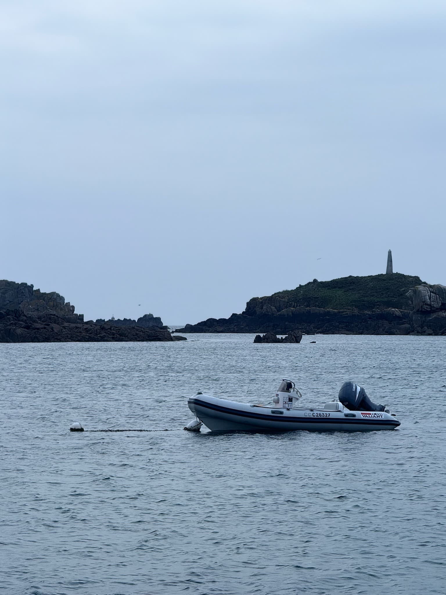Semi-rigide Valiant V-450 naviguant dans les eaux claires autour de Bréhat