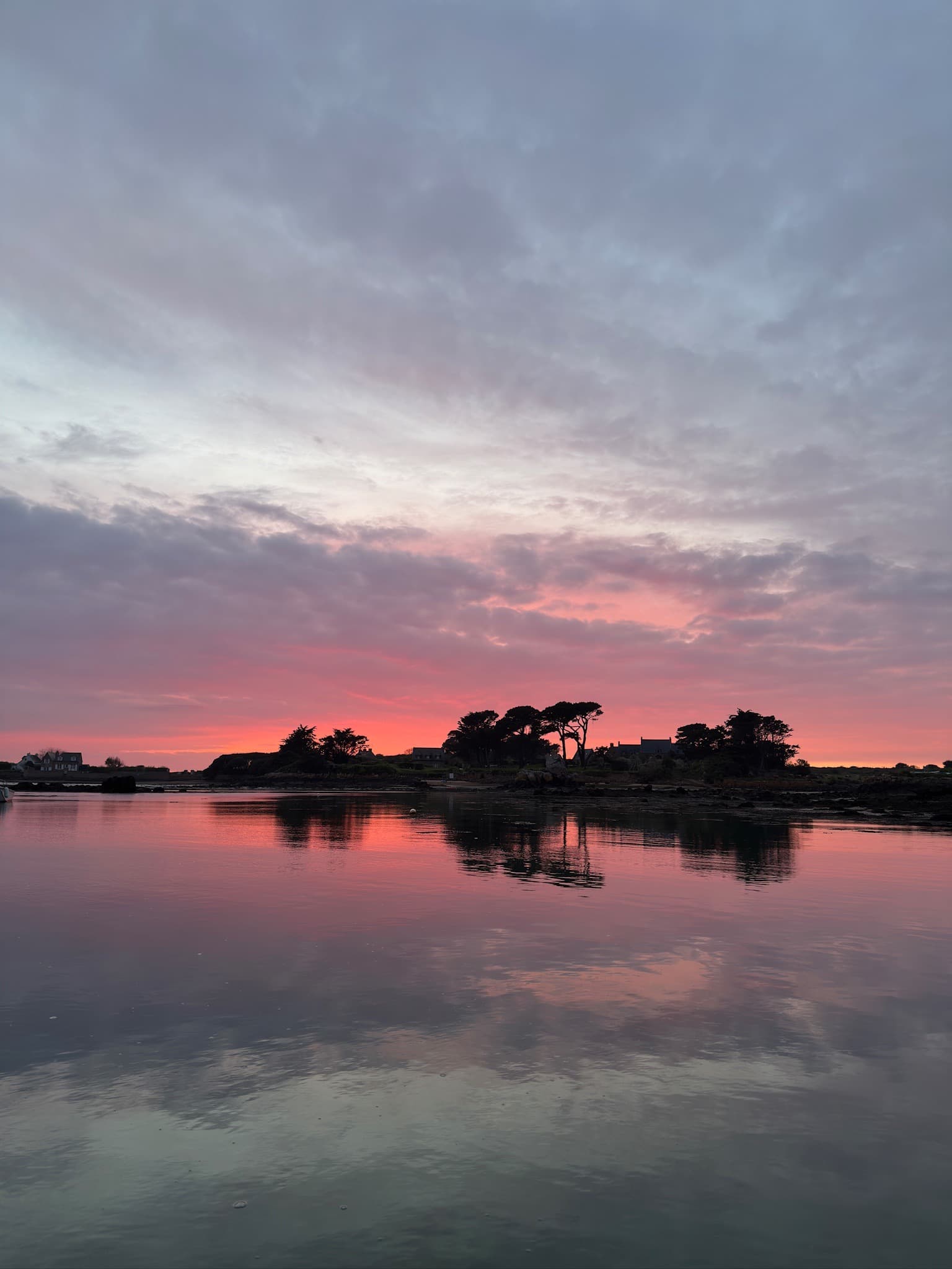 Eaux turquoise d'une crique de l'archipel de Bréhat vues depuis le bateau