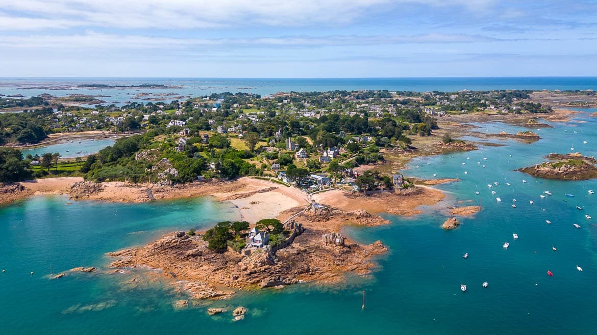 Vue panoramique de l'île de Bréhat et son archipel depuis la mer